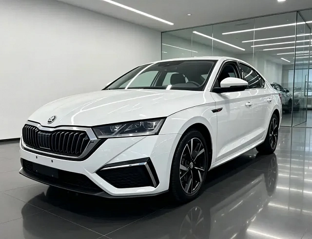 Skoda Octavia 1.4 л 2023 г. Белый, пробег 10000 км
