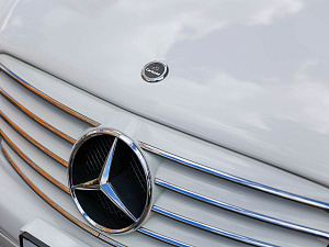 Mercedes-Benz E-Класс белый 2005