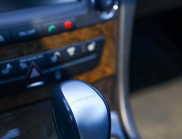 Mercedes-Benz E-Класс белый 2005
