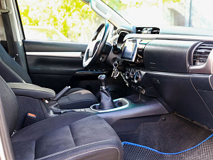 Toyota Hilux серебро 2015