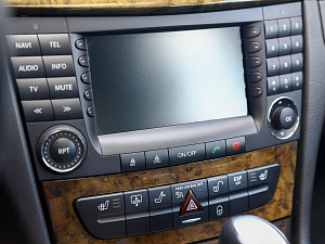 Mercedes-Benz E-Класс белый 2005