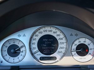 Mercedes-Benz E-Класс белый 2005