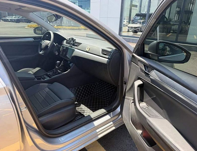 Skoda Superb 1.4 л 2024 г. Серебристо-серый, пробег 20000 км