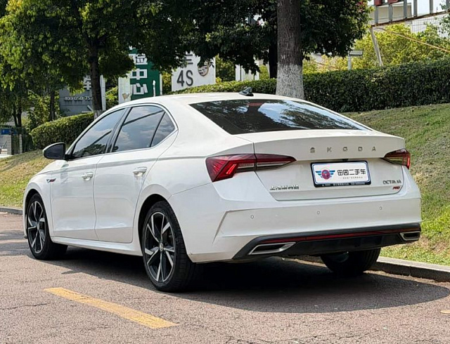 Skoda Octavia 1.4 л 2021 г. Белый, пробег 42000 км