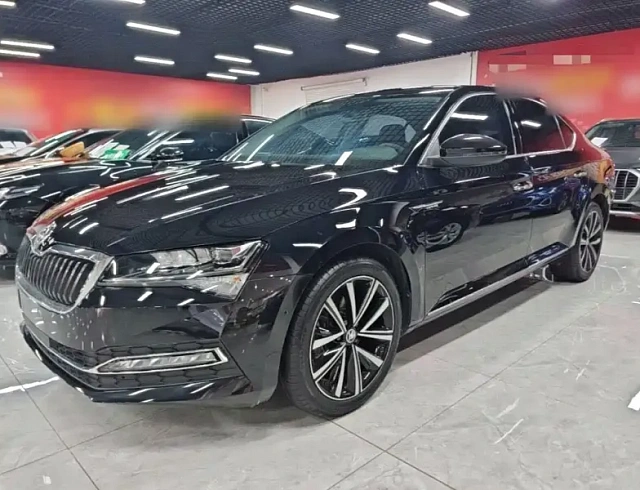 Skoda Superb 1.4 л 2024 г. Чёрный, пробег 19400 км