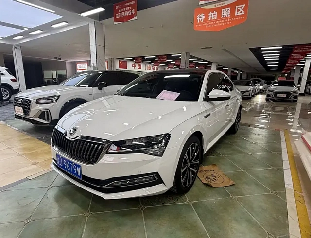 Skoda Superb 1.4 л 2023 г. Белый, пробег 49000 км