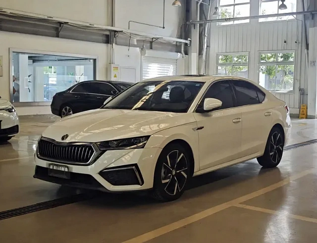 Skoda Octavia 1.4 л 2021 г. Белый, пробег 45900 км
