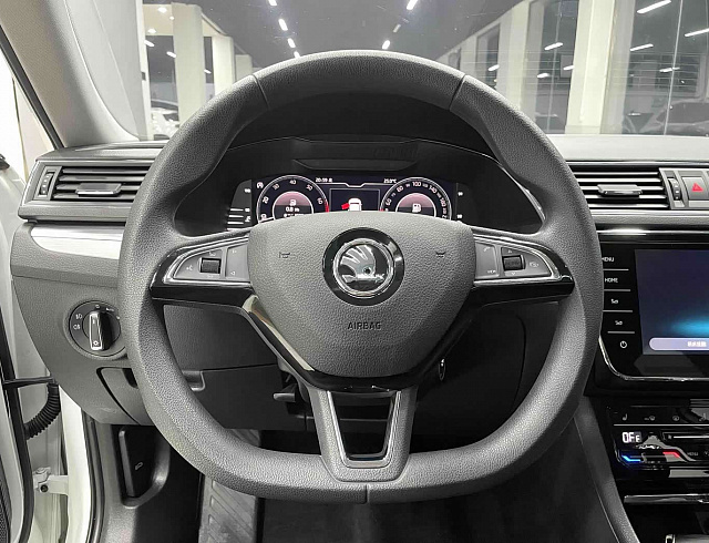 Skoda Superb 1.4 л 2022 г. Белый, пробег 27100 км