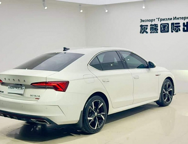 Skoda Octavia 1.4 л 2022 г. Белый, пробег 19000 км
