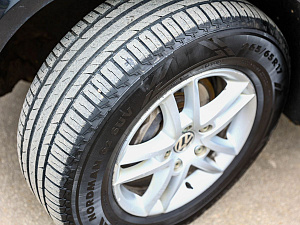 Volkswagen Touareg черный 2008