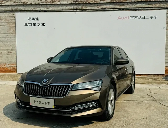 Skoda Superb 1.4 л 2021 г. шампань/коричневый, пробег 36000 км