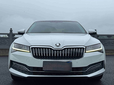 Skoda Superb 1.4 л 2023 г. Белый, пробег 41000 км