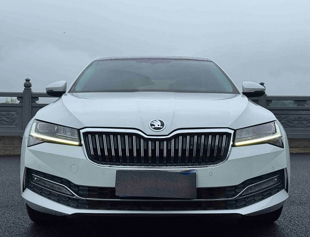 Skoda Superb 1.4 л 2023 г. Белый, пробег 41000 км