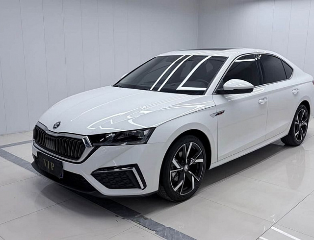 Skoda Octavia 1.4 л 2022 г. Белый, пробег 42000 км