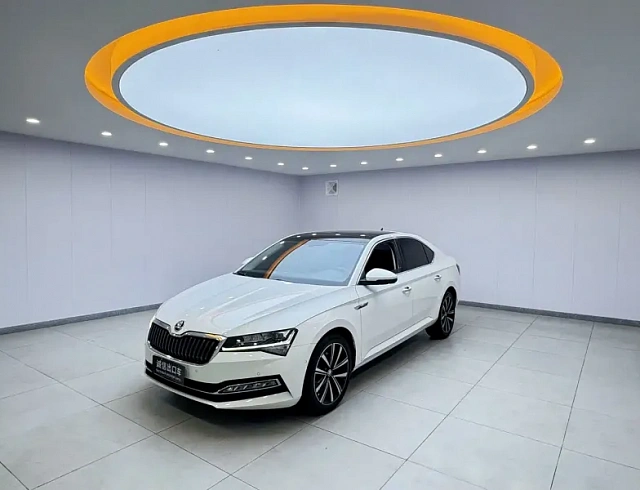 Skoda Superb 1.4 л 2023 г. Белый, пробег 26000 км