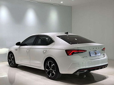 Skoda Octavia 1.4 л 2023 г. Белый, пробег 33000 км