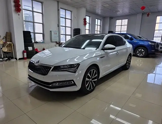 Skoda Superb 1.4 л 2023 г. Белый, пробег 6000 км