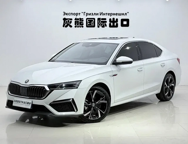Skoda Octavia 1.4 л 2023 г. Белый, пробег 21000 км