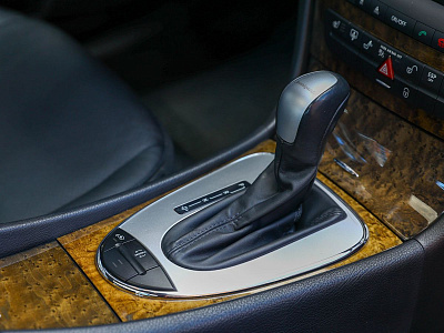Mercedes-Benz E-Класс белый 2005