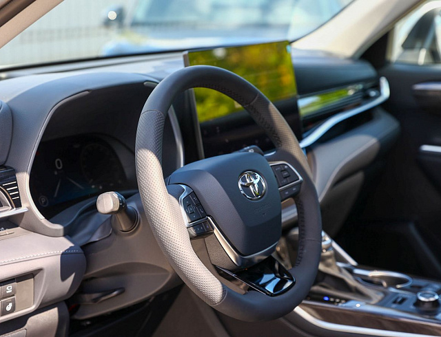 Toyota Highlander белый 2026