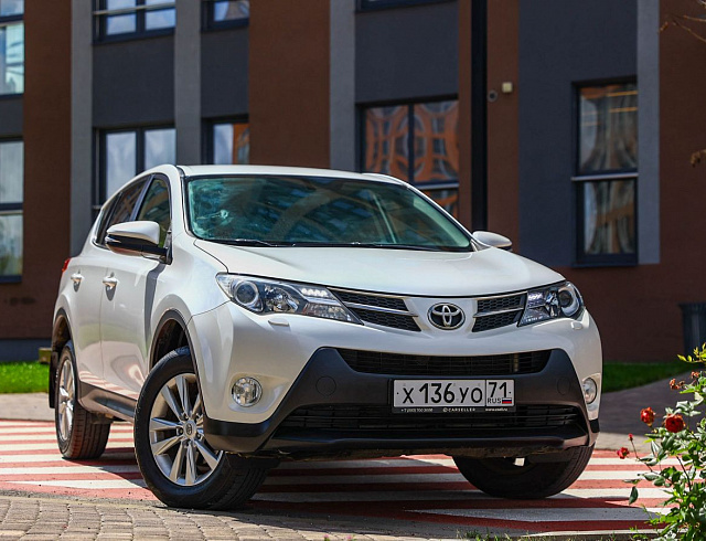 Toyota RAV4 белый 2014