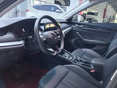 Skoda Octavia 1.4 л 2023 г. Серебристо-серый, пробег 31600 км
