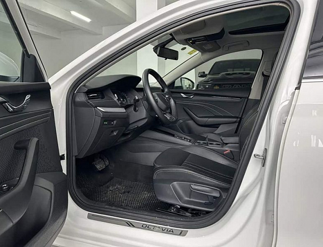 Skoda Octavia 1.4 л 2022 г. Белый, пробег 43800 км