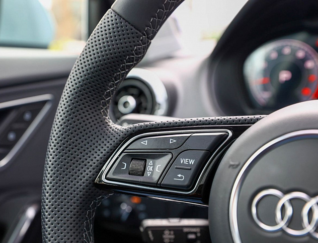 Audi Q2 серый 2025