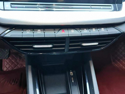 Skoda Octavia 1.4 л 2023 г. Серебристо-серый, пробег 31600 км