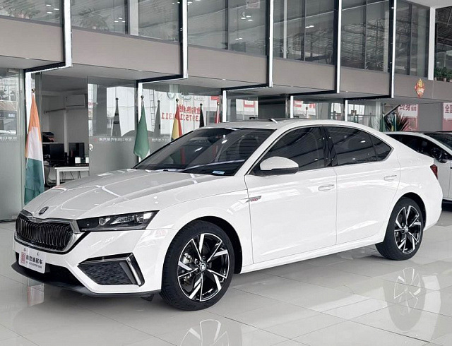 Skoda Octavia 1.4 л 2022 г. Белый, пробег 23000 км
