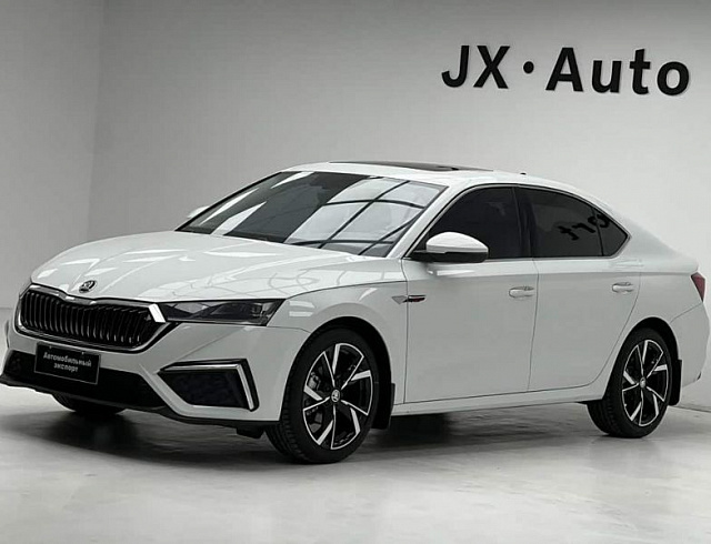Skoda Octavia 1.4 л 2023 г. Белый, пробег 6000 км