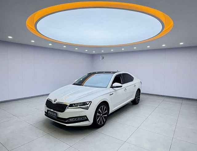 Skoda Superb 1.4 л 2023 г. Белый, пробег 26000 км