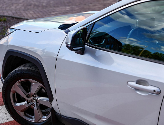 Toyota RAV4 белый 2021