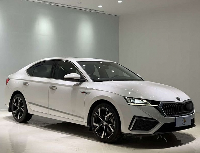 Skoda Octavia 1.4 л 2022 г. Белый, пробег 29000 км