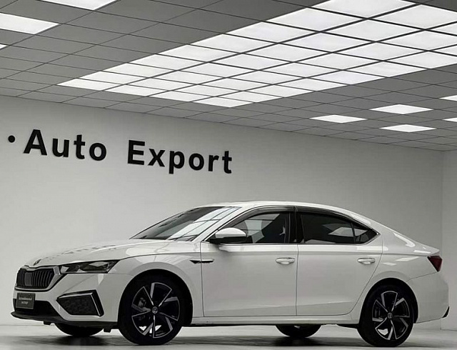 Skoda Octavia 1.4 л 2022 г. Белый, пробег 27000 км