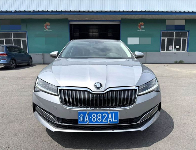 Skoda Superb 1.4 л 2024 г. Серебристо-серый, пробег 4000 км
