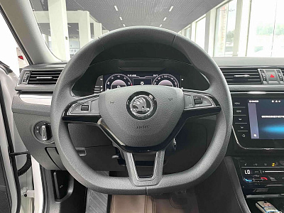 Skoda Superb 1.4 л 2023 г. Белый, пробег 20099 км