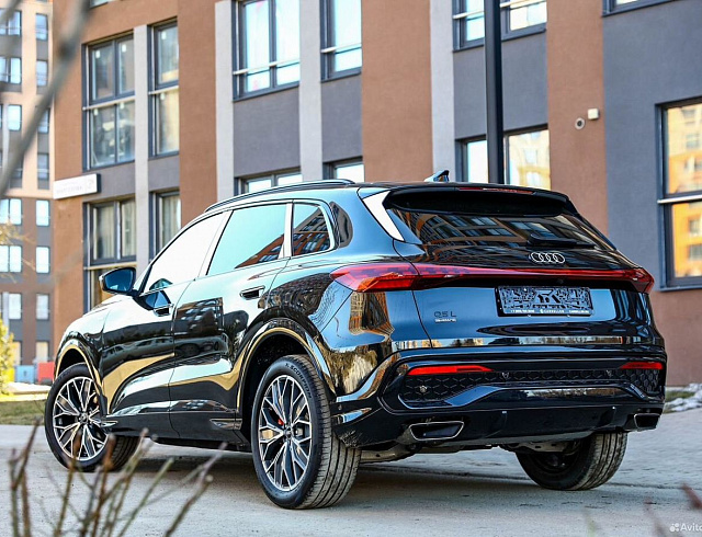 Audi Q5 черный 2025