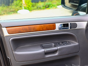 Volkswagen Touareg черный 2008