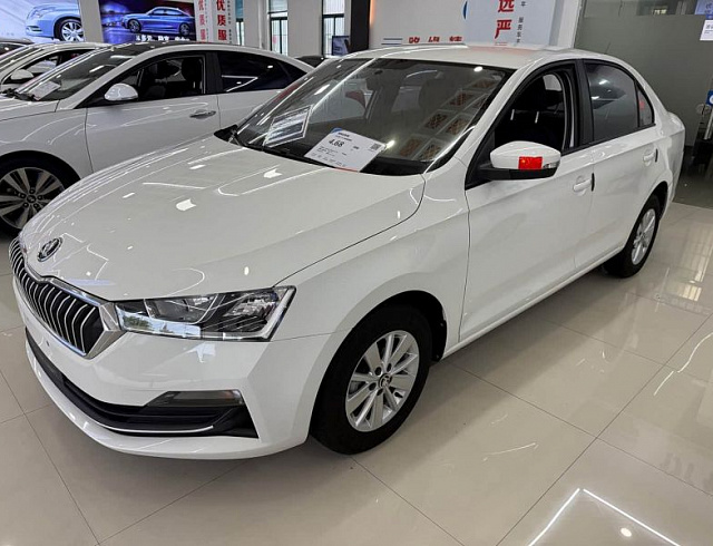 Skoda Rapid 1.5 л 2023 г. Белый, пробег 25000 км
