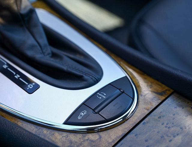 Mercedes-Benz E-Класс белый 2005