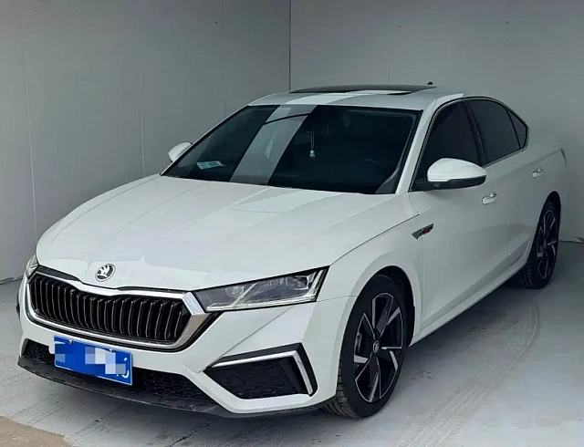 Skoda Octavia 1.4 л 2023 г. Белый, пробег 13899 км