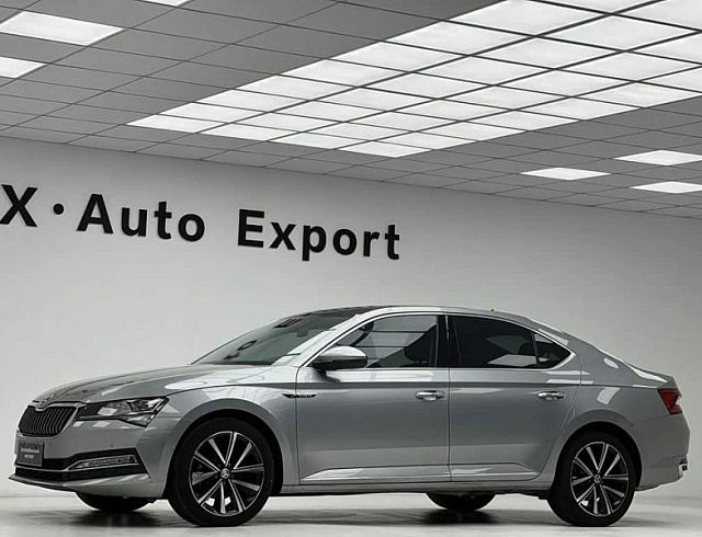 Skoda Superb 1.4 л 2023 г. Серебристо-серый, пробег 10000 км