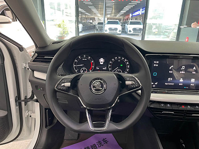 Skoda Octavia 1.4 л 2023 г. Белый, пробег 5300 км