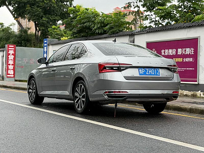 Skoda Superb 1.4 л 2022 г. Серебристо-серый, пробег 30000 км