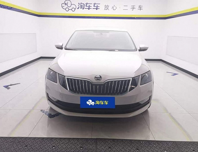 Skoda Octavia 1.5 л 2022 г. Белый, пробег 41700 км