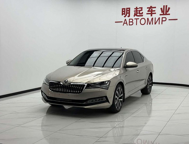 Skoda Superb 1.4 л 2023 г. желто-оранжевый, пробег 35000 км