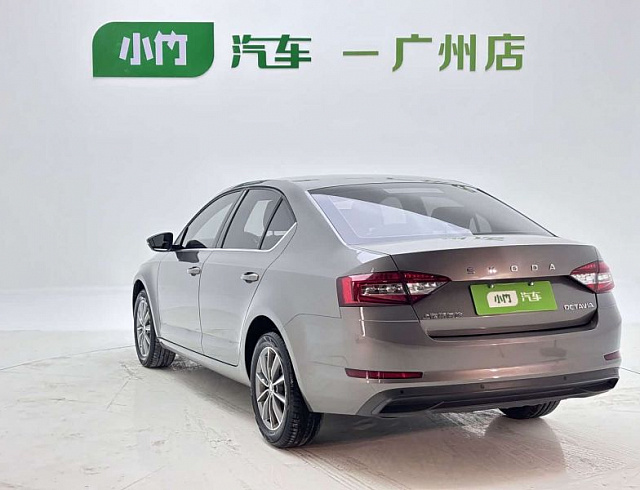 Skoda Octavia 1.5 л 2022 г. Серебристо-серый, пробег 29000 км