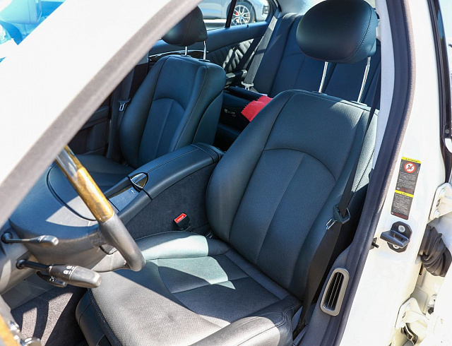 Mercedes-Benz E-Класс белый 2005