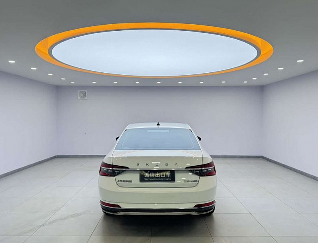 Skoda Superb 1.4 л 2023 г. Белый, пробег 26000 км